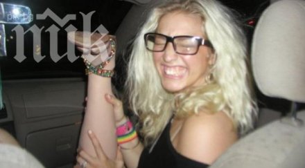 момиче отряза крака носи високи токчета видео