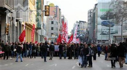 разпръснаха сълзотворен газ демонстранти истанбул