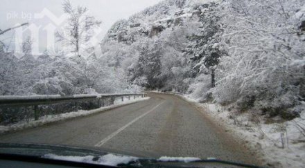 пътищата частично заснежени заледени