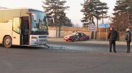 кола изхвърча пътя жесток сблъсък пътнически автобус снимки