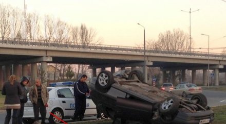 ван засече автомобил бясна скорост въртя таван