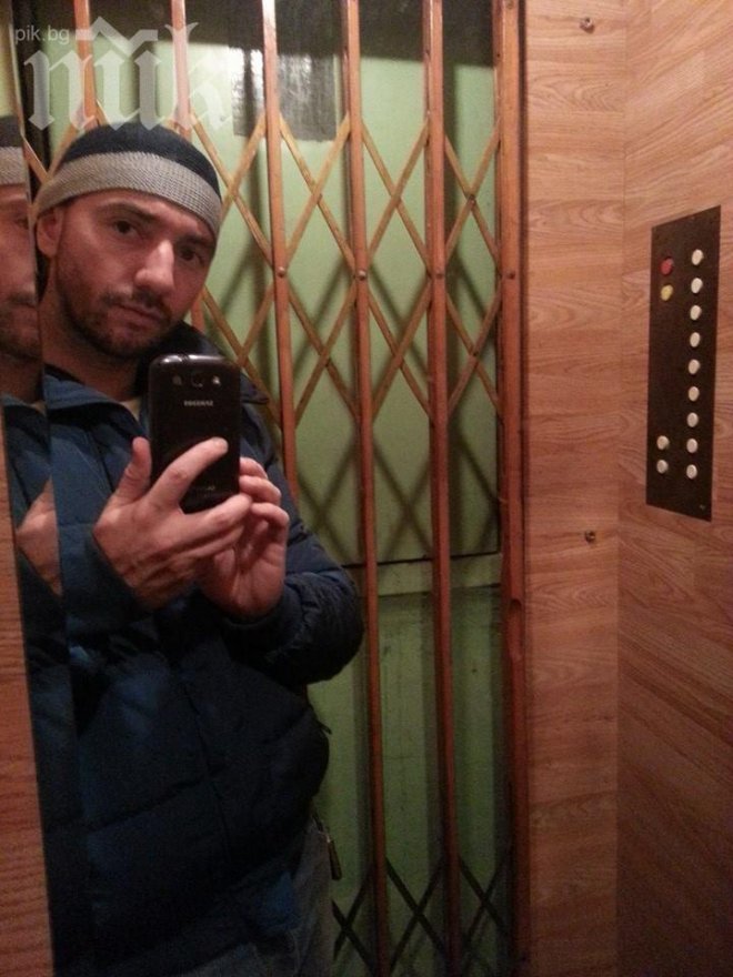 Антон Хекимян заседна в асансьора, направи си снимка и я качи във Фейсбук