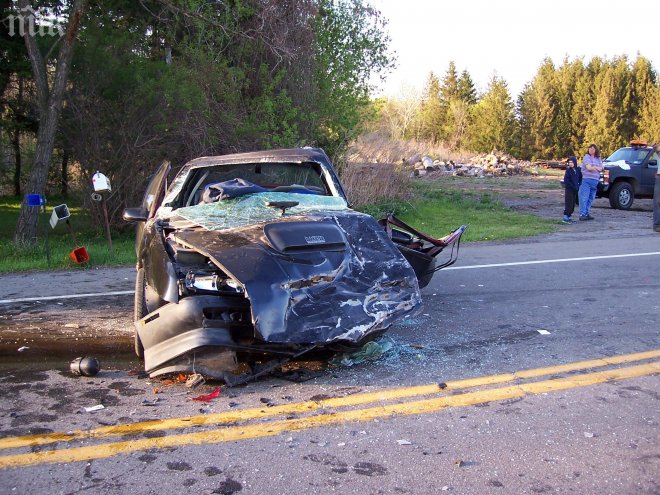 БМВ излетя от пътя заради лед, млад мъж загина