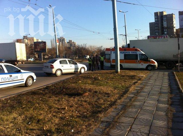 Млада жена е с опасност за живота, след като Ауди я помете и избяга