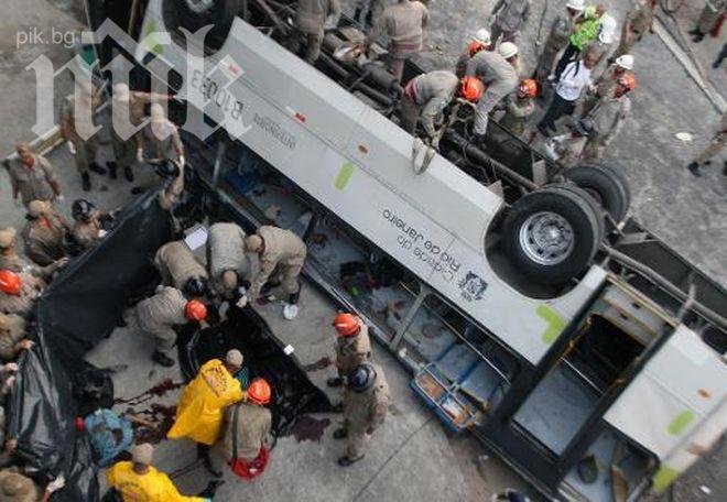 Автобус падна в дере, 15 загинаха