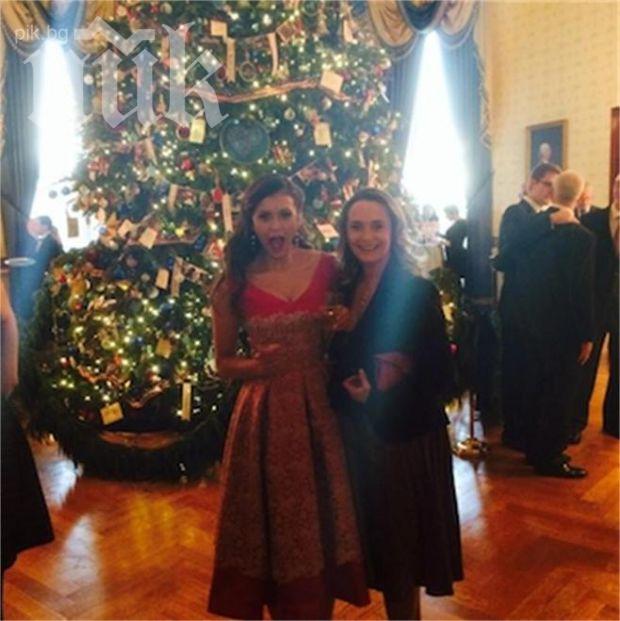 Нина Добрев отиде с майка си на коледен купон в Белия дом
