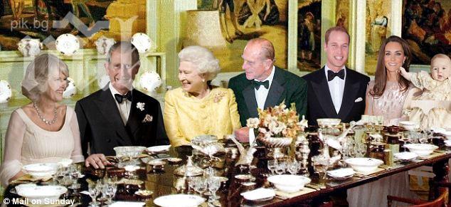 Кралското бебе Джордж се подготвя за първата си Коледа със семейството! Първите хора в Англия се забавляват с карти