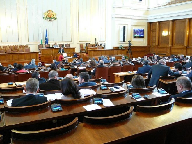 Депутатите изключиха офшорките от медиите, спорта и финансите