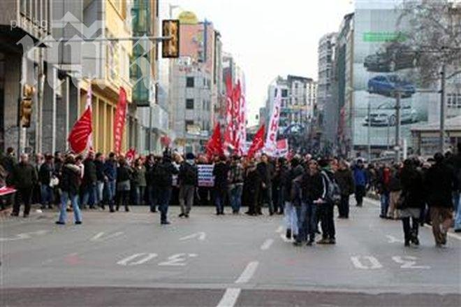 Разпръснаха със сълзотворен газ демонстранти в Истанбул