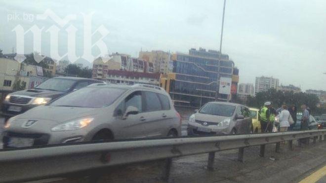София се изпразва, гигантски задръствания се образуват по изходите