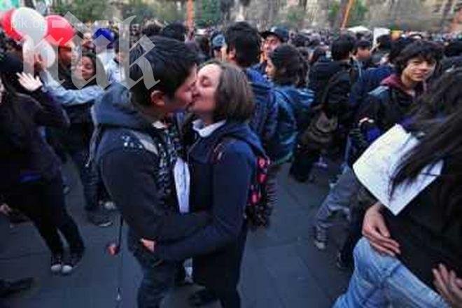 Учениците намалиха гаджетата и секса! Все повече ползват презервативи