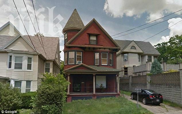 Продава се къща на ужасите! Призраци се явяват в огледалото, полтъргайст вие страшно! (снимки)