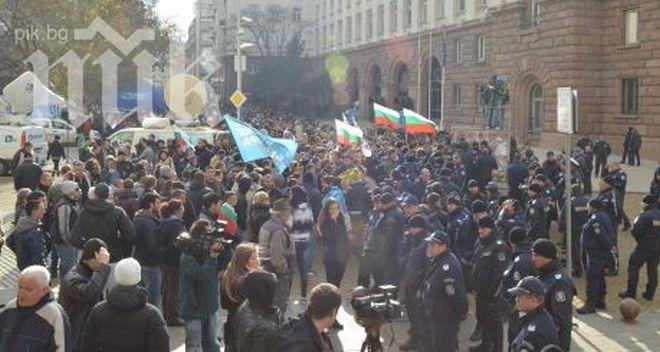 Провокатори скандират „недостоен” за новия митрополит