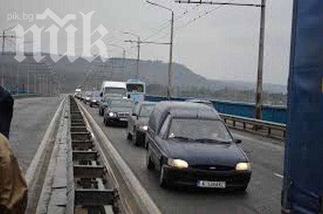 Катастрофа предизвика задръстване на Аспаруховия мост във Варна