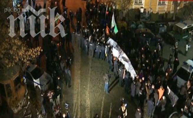 Само в ПИК! Напрежение пред БНТ: Изпратиха госта на Панорама Михаил Миков с викове Оставка (обновена)