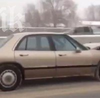 Кошмар! Кола без шофьор се движи по магистрала (видео)