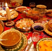 Благородно! Зарадваха с коледна трапеза бедни семейства в Пловдив