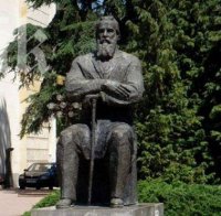 Паметникът на Димитър Благоев осъмна като Дядо Мраз (снимка)