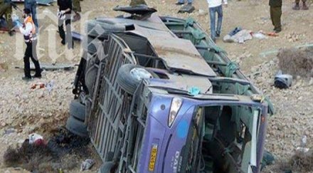 загинаха зверски сблъсък два автобуса