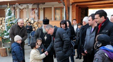 бсп хвалят дарение станишев иска орешарски пари храма отец иван