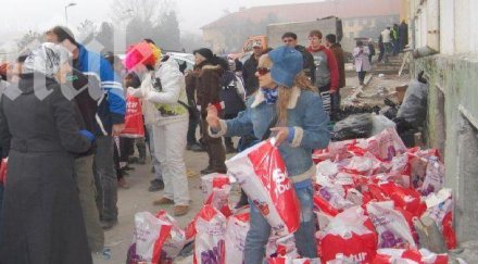 дядо коледа раздаде подаръци децата бежанския лагер харманли