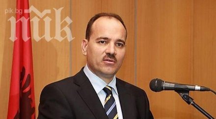 албанският президент шокира честити великден