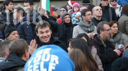 протестиращите вече 3000 освиркват правителството искат главата орешарски обновена