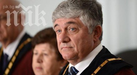 конституционен съдия нещо гнило дела отлежават години