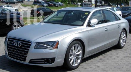 ауди счупи крака пешеходец