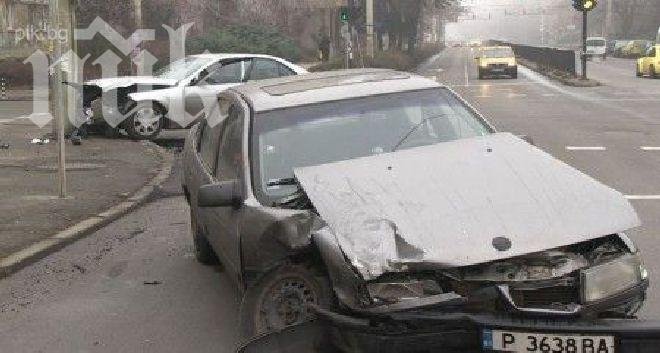 Зрелищна катастрофа! Млада шофьорка потроши „Мерцедес“