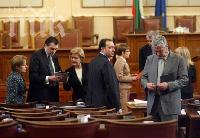 Депутатите обиколили Земята 19 пъти само за половин година