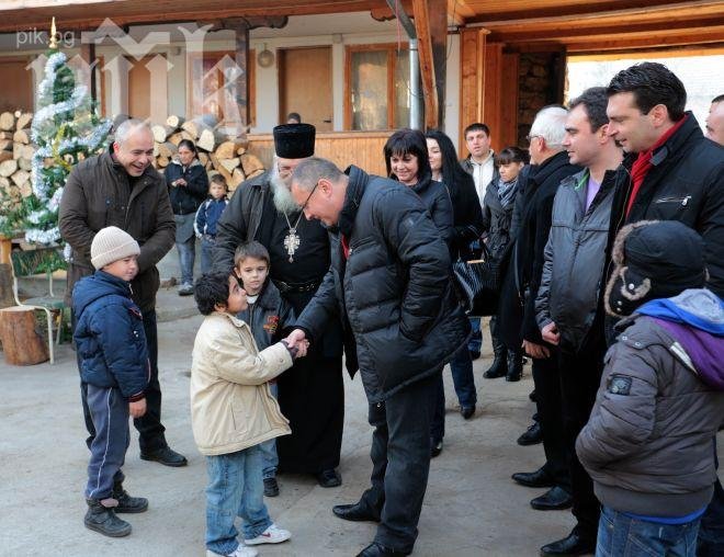 БСП се хвалят с дарение, Станишев иска от Орешарски пари за храма на отец Иван 