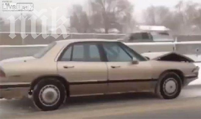 Кошмар! Кола без шофьор се движи по магистрала (видео)
