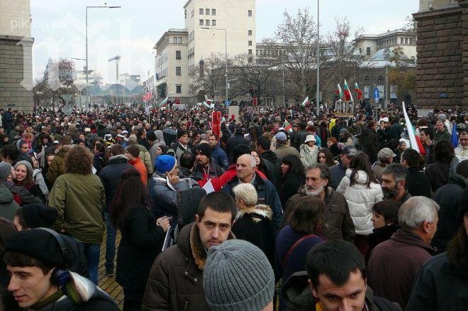 Протестиращите рязко изненадаха полицията! Изсипаха се пред Александър Невски