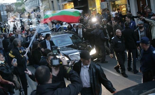 Кортежите на Миков и Орешарски масово минават на червено, опасни са и погазват закона!