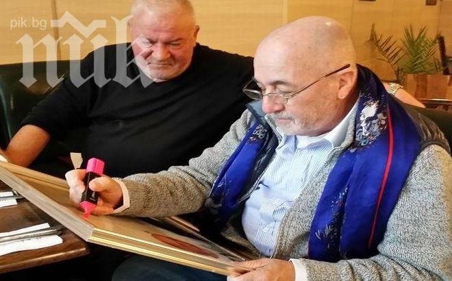 Холивудски продуцент раздава автографи в България