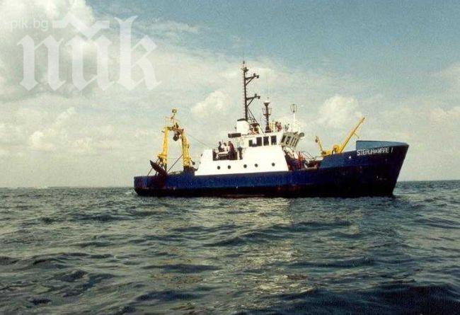 Индийски военен кораб се блъсна с траулер в Арабско море