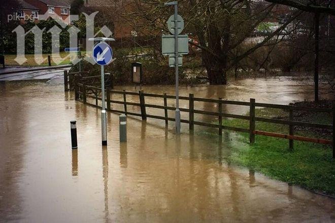 Ураган уби петима във Великобритания, 100 000 са без ток