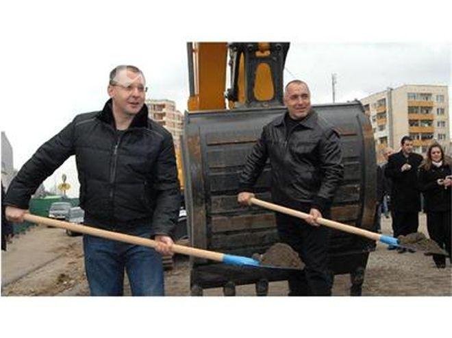 ГЕРБ харчат за коли, а БСП дава пари за имоти