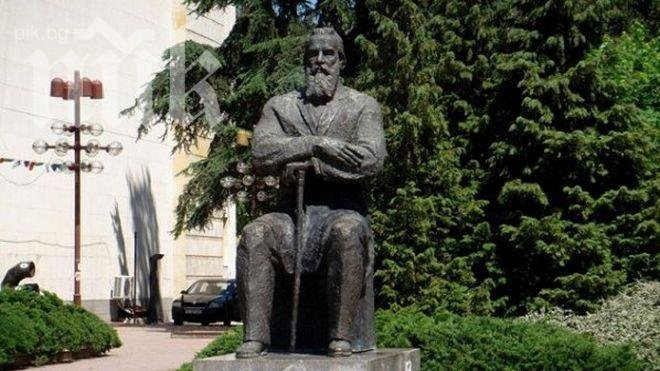 Паметникът на Димитър Благоев осъмна като Дядо Мраз (снимка)