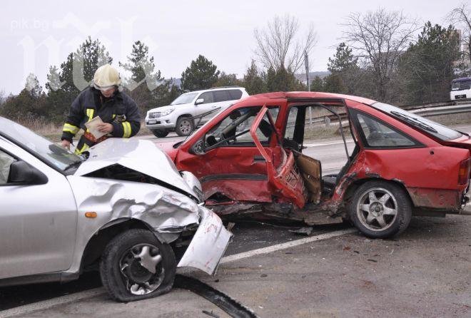 Опел и Рено се сблъскаха челно на Петрохан