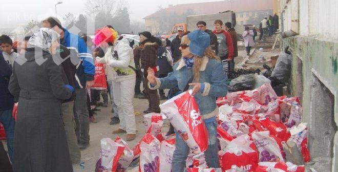 Дядо Коледа раздаде подаръци на децата от бежанския лагер в Харманли
