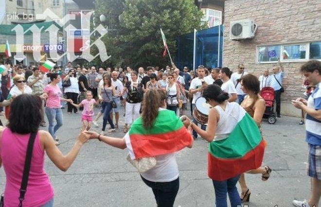 Българи поздравиха Лондон с хоро за Коледа