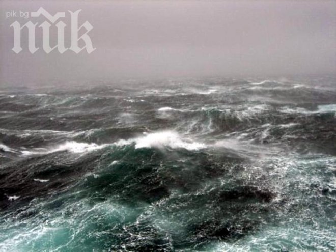 Вижте край коя държава бушува буря с 9 м вълни