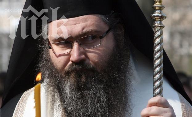 Митрополит Йоан взе благословия при гроба на дядо Кирил, замеряха го с цветя (снимки)