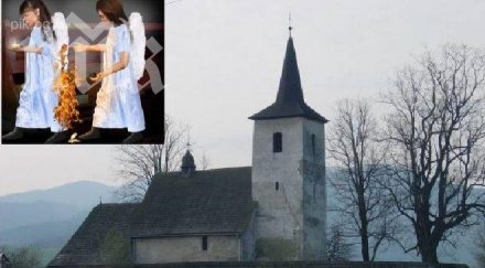 истински ужас църква момиченце ангелски крила пламна факла свещ