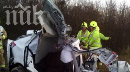 чудо кола срязана две шофьорът спътникът невредими снимки