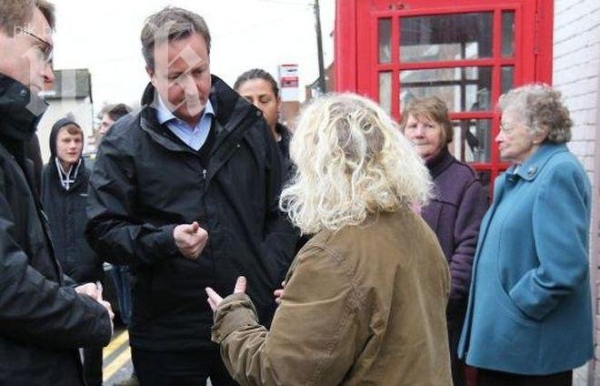 Агресивни англичани нападнаха Камерън: Четвърти ден сме без ток! (видео)