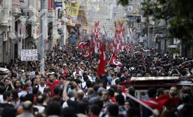 Турската полиция извади водни оръжия срещу протестиращите