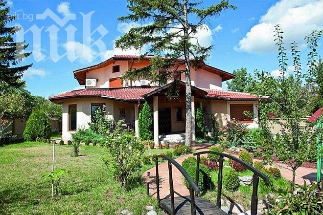 Крадци разбиха къщата на Кичка Бодурова навръх Коледа (снимки)